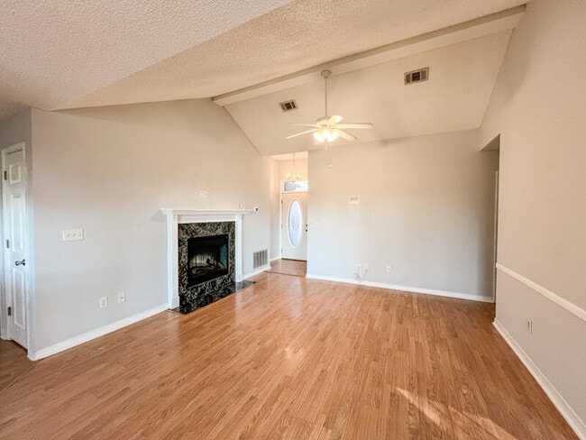 Building Photo - 107 Kyle Ln