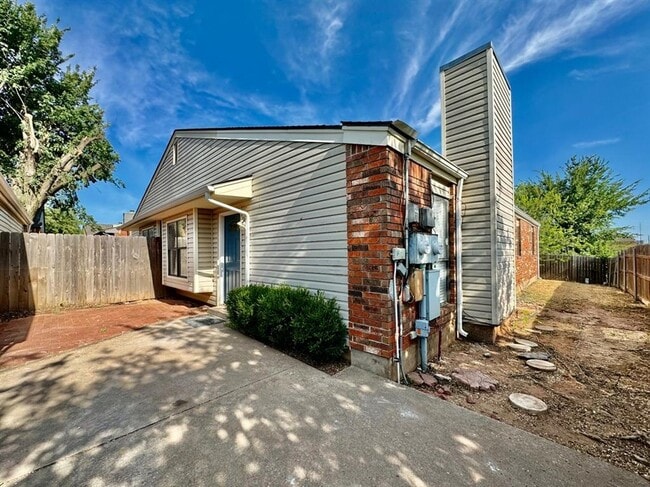 Building Photo - 925 Swan Lake Ct