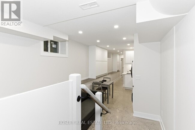 Building Photo - 686 Rhodes Ave