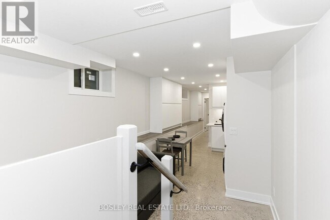 Photo du bâtiment - 686 Rhodes Ave