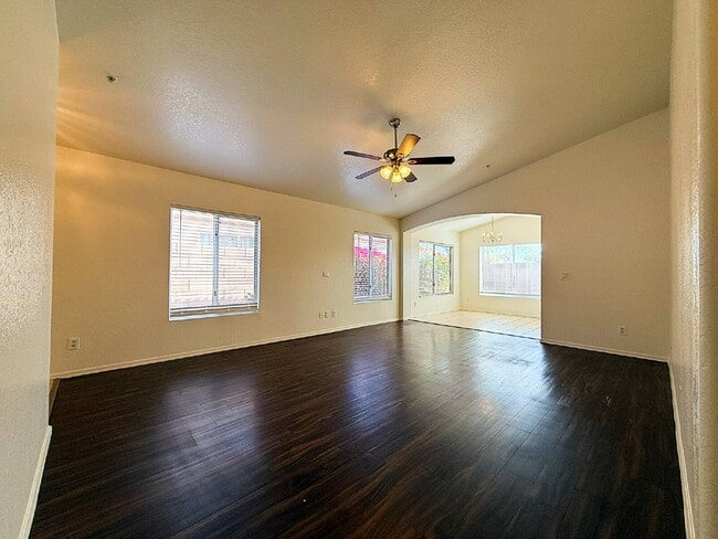 Foto del edificio - Stylish 1-story 1,301 Sq. Ft. House in Inv...