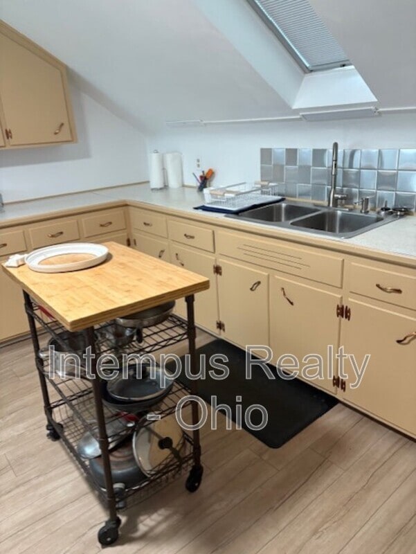 Foto del edificio - 930 Mansell Dr