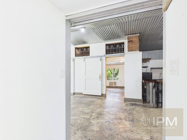 Foto del edificio - 2451 Log Cabin Rd