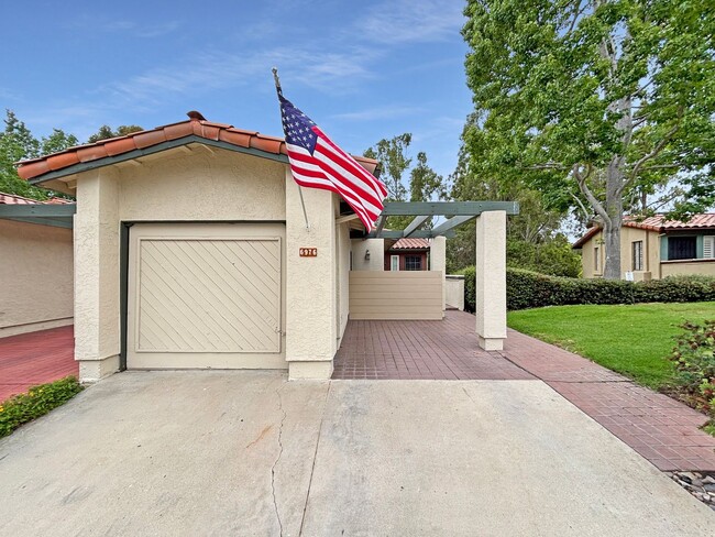 Building Photo - Beautiful 3BD/3BA Townhouse in Fashion Val...