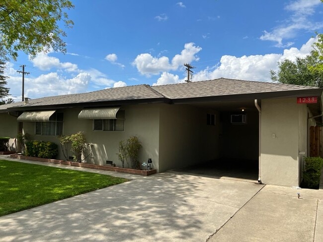 Foto del edificio - Two-bedroom single story unit with a carport!