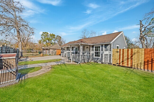 Building Photo - 6911 Sherwood Dr