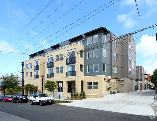 Building Photo - Queen Anne Towne