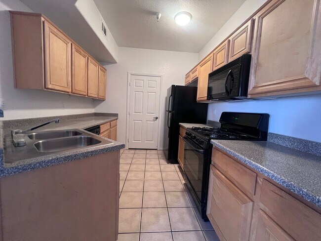 Foto del edificio - MOVE IN TODAY! 2 bed 2 bath condo close to Aliante Casino