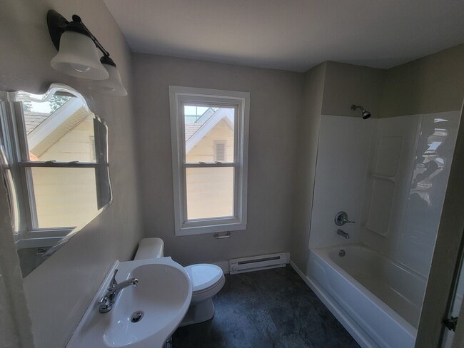 Building Photo - 516 2nd Ave S Duplex