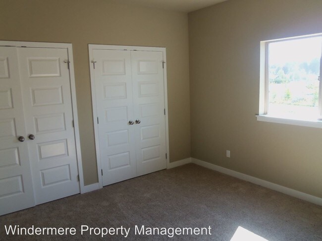 Building Photo - 808 NE Bunky Ln
