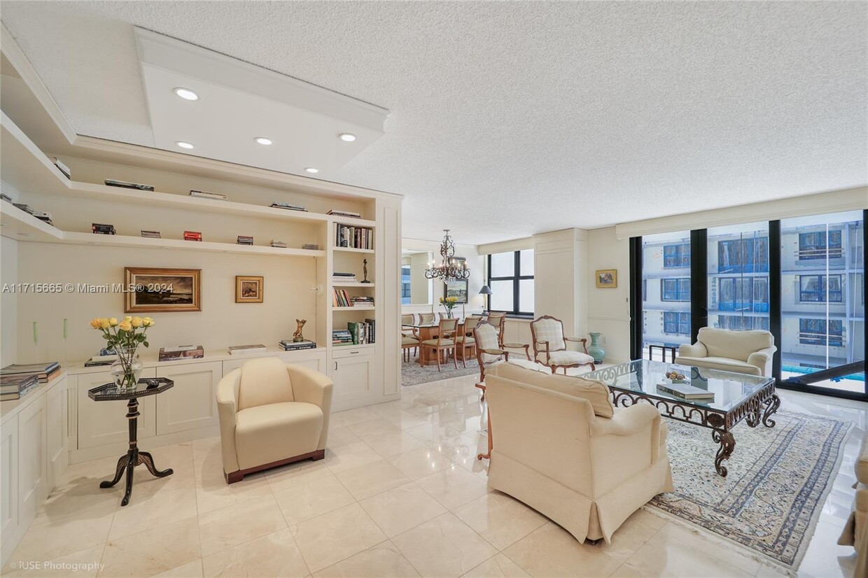 Foto principal - 9801 Collins Ave