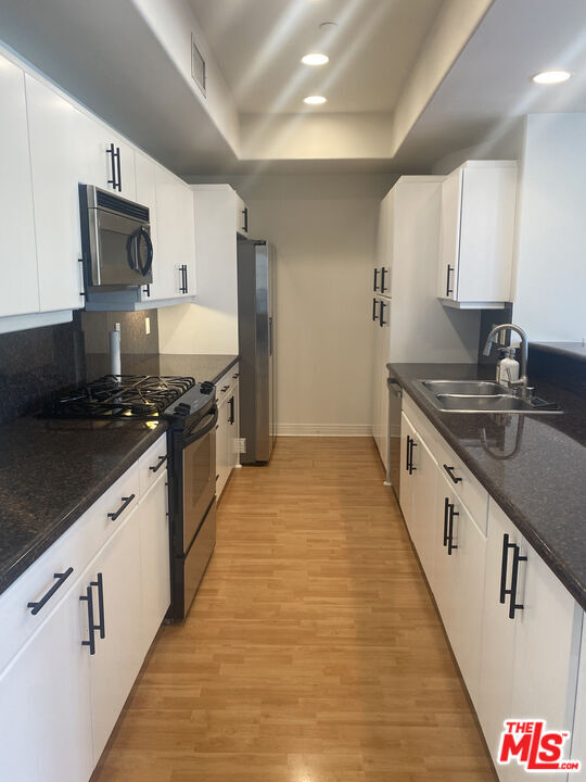 Building Photo - 1862 S Bentley Ave