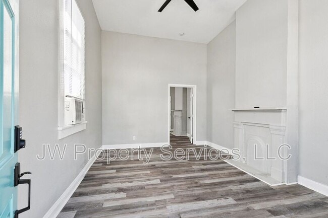Building Photo - 910-912 N Prieur St