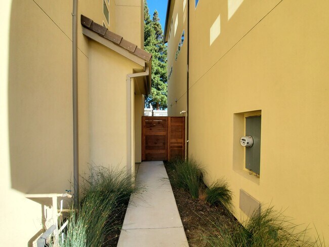 Foto del edificio - Contemporary Greenhaven Home with Private Backyard & Smart Features
