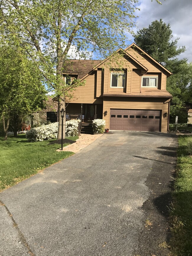 Building Photo - 10391 Meadowlake Cir
