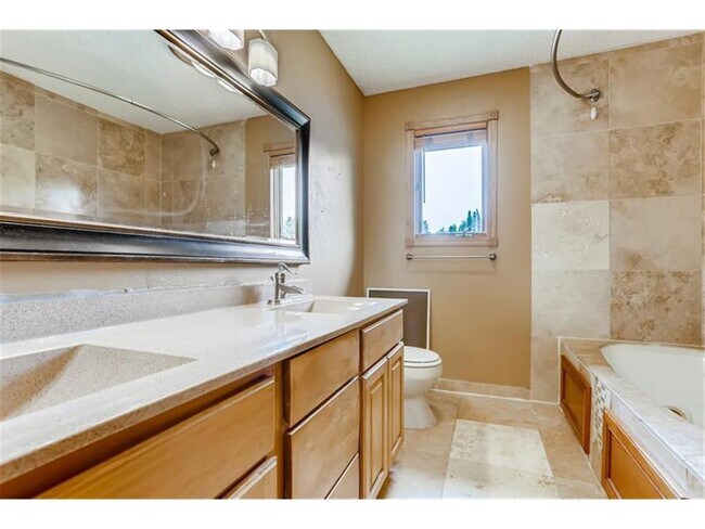 Building Photo - 17055 Honeysuckle Ln