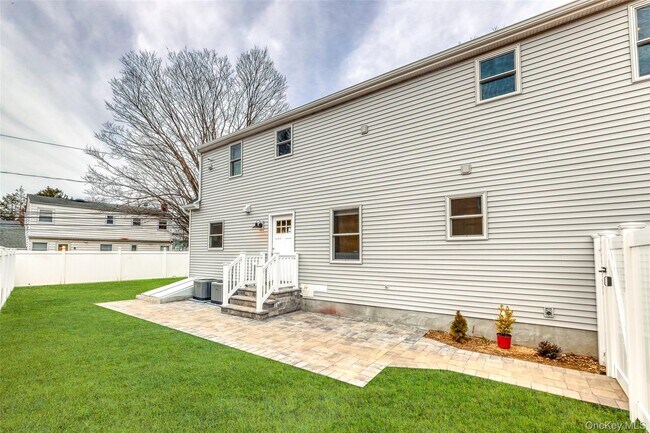 Foto del edificio - 479 Woodbury Rd