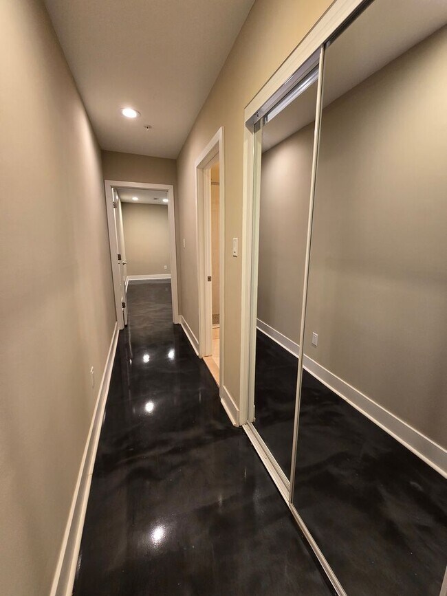 Foto del edificio - BACK ON THE MARKET! !!!! HUGE bright 3 bed...