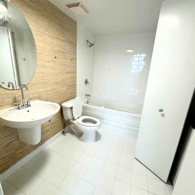 Building Photo - Southwest 1st Court, Miami, FL 33130 - 2 BR 2 BA condo