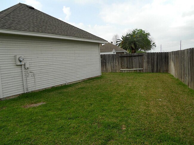 Building Photo - 2727 Oakland Dr