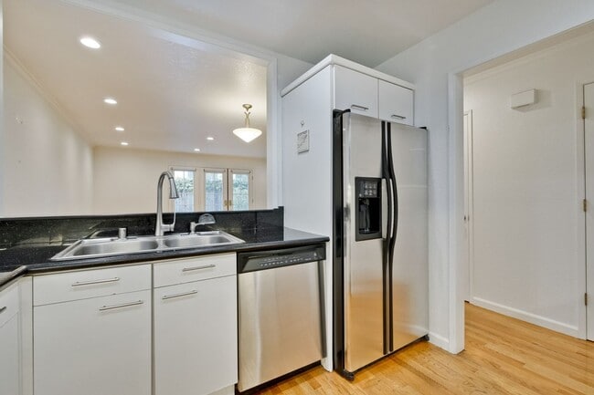 Building Photo - 2-Suite Townhome in Whisman Station Area | Easy Access to 101/237/85