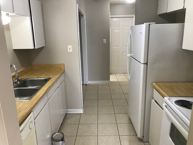 Building Photo - 411 Vieux Orleans Cir