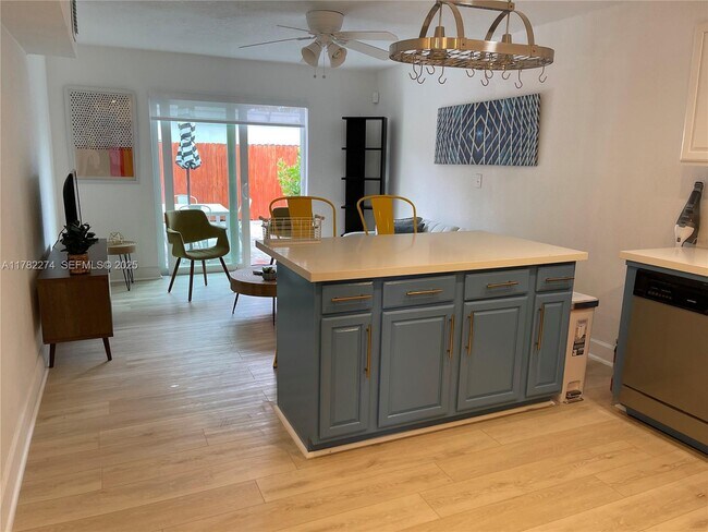 Foto del edificio - 1560 NE 145th St