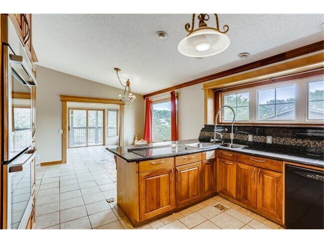 Building Photo - 17055 Honeysuckle Ln