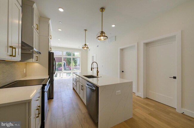 Foto del edificio - 4347 Harrison St NW