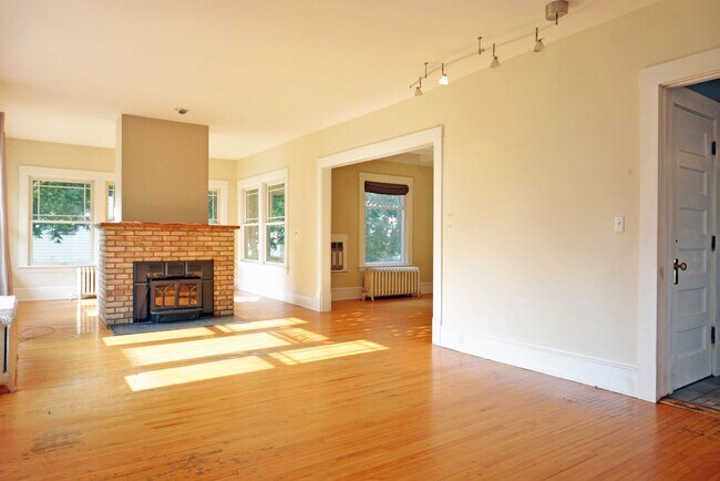 Foto del edificio - Beautiful 4-bedroom 2.5-bathoom - Great Lo...