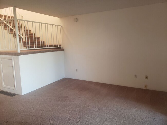 Foto del edificio - Charming Townhouse Near the Water! Water Sewer and Garbage Included!