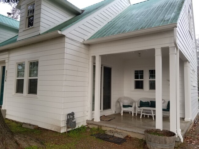 Foto del edificio - Four Bedroom Classic Farmhouse