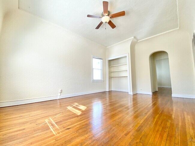Building Photo - 625 S Cochran Ave