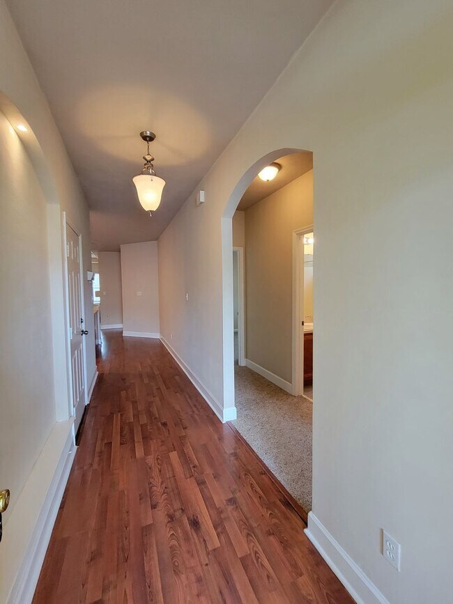 Foto del edificio - 3/2 townhome available for rent August 6, 2026, renting for $1795 per month, privacy fenced back ...