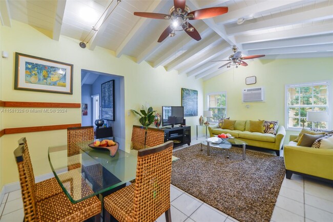 Foto del edificio - 8200 Harding Ave