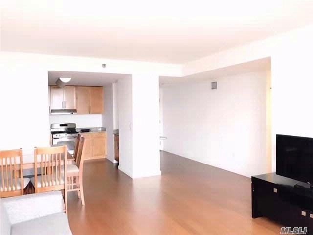 Foto del edificio - 4028 College Point Blvd