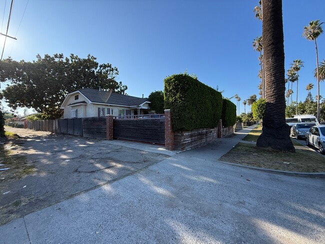 Building Photo - 5313 S Manhattan Pl