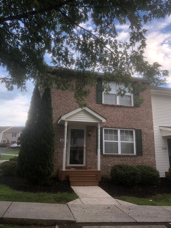 Building Photo - 1420 Scott St