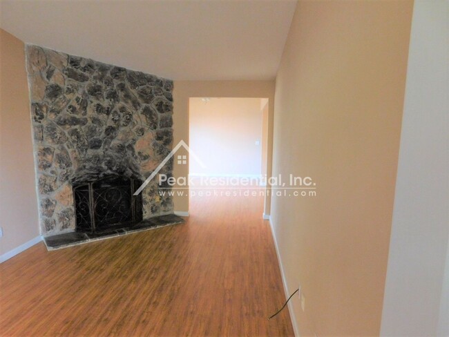 Foto del edificio - Updated 2bd/1ba North Highlands Duplex wit...