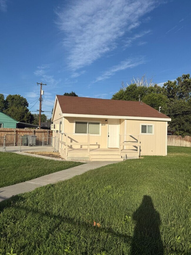 Building Photo - 809 Willard. New pictures coming soon!!