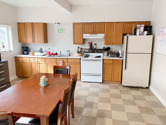 Foto del edificio - PRELEASING:  A 7+ bedroom/ 2 bath home in York Neighborhood!