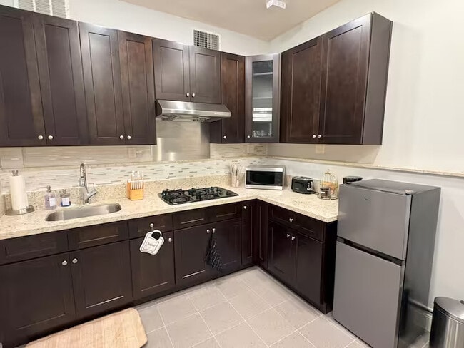 Building Photo - 2020 Del Mar Ave