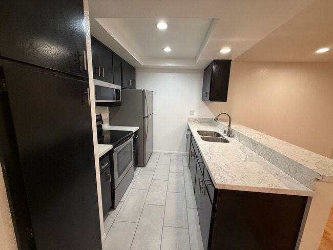 Building Photo - Mission Plaza 2/2 Great amenities & location
