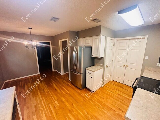 Foto del edificio - 42 Summit Ridge Dr