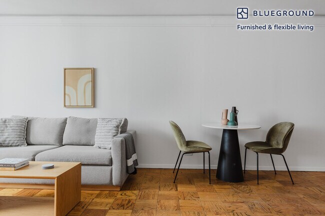 Foto del edificio - 230 W 55th St