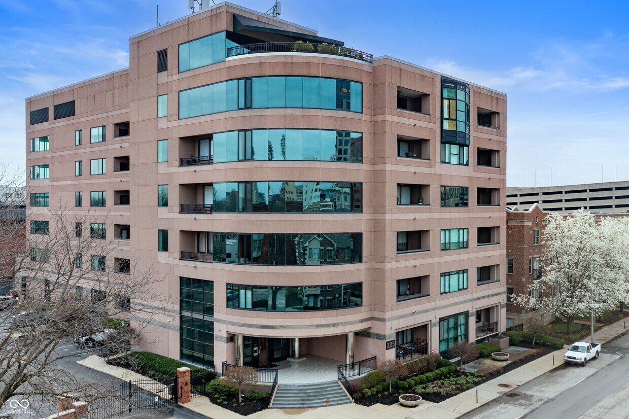 Foto principal - 225 N New Jersey St