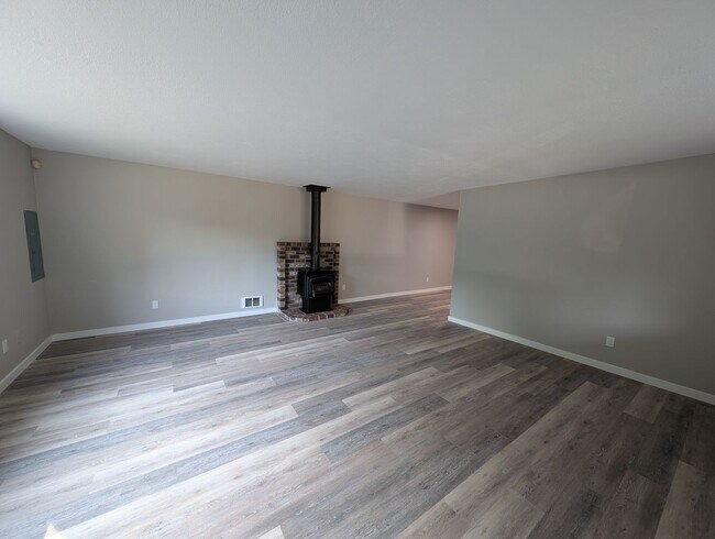 Building Photo - Large, Remodeled 2 Bedroom Duplex Unit on ...