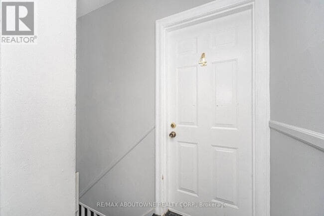 Building Photo - 486-486 Holtby Ave