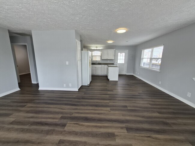 Foto del edificio - 484 Carol Dr