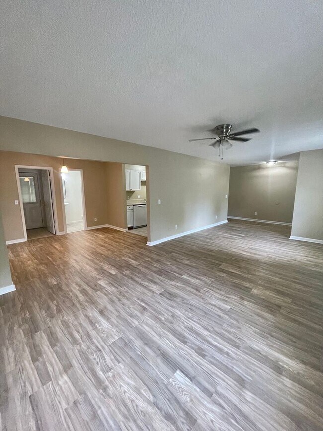 Foto del edificio - Spacious 4-Bedroom, 2-Bath Home with Fenced Backyard & Lawn Care Included